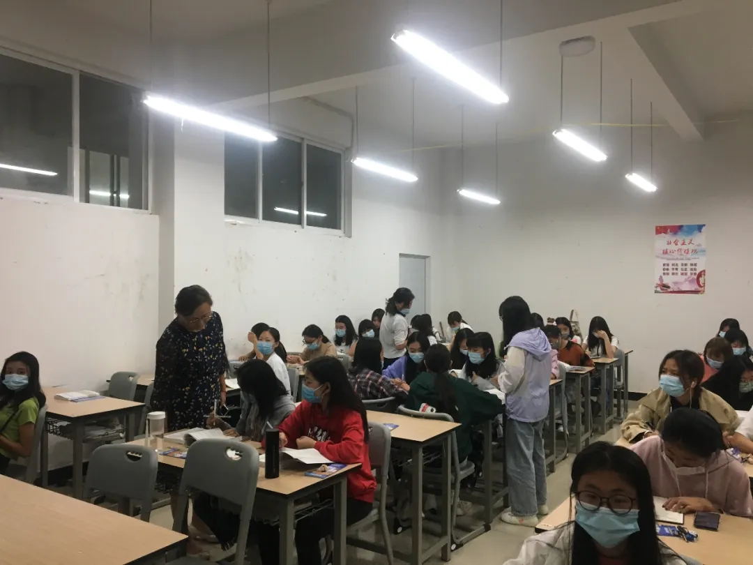检查晚自习1_看图王.web.jpg 检查晚自习1_看图王.web.jpg