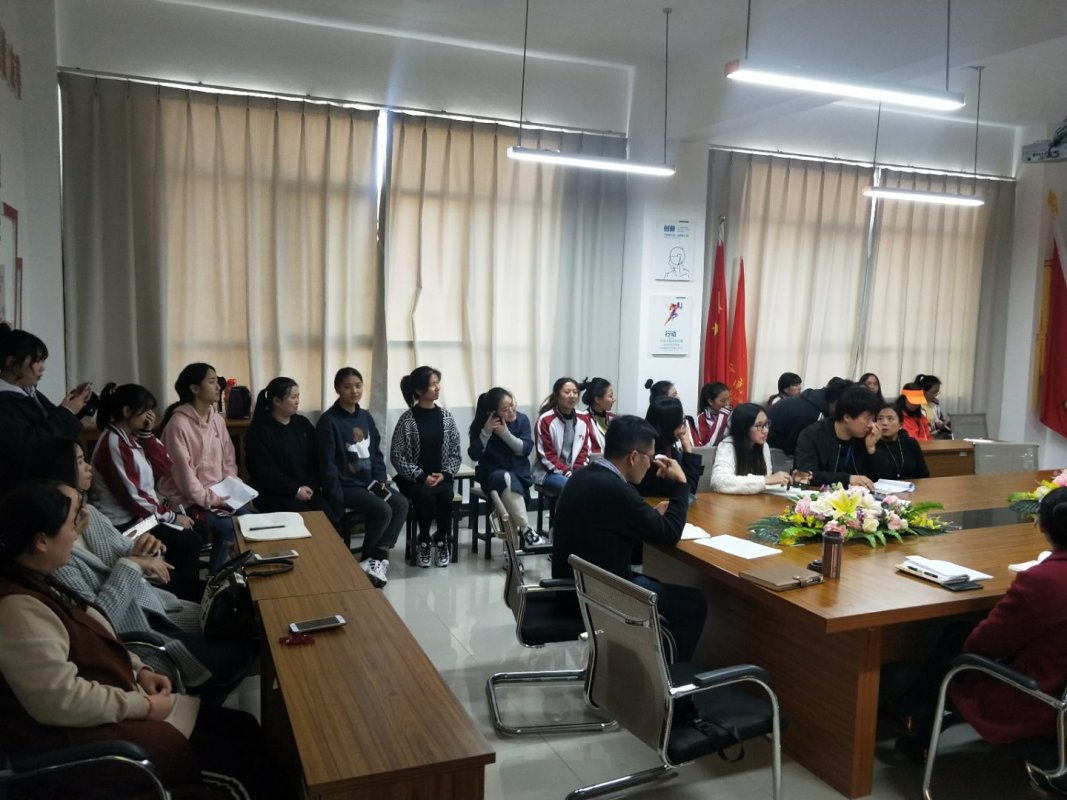 002.jpg 云南经济管理学院教育学院学前教育系第一党支部 2019年11月27日 关于组织全体党员同志收看2019年11月份“云岭先锋”夜校访谈节目专题学习 第 1 张