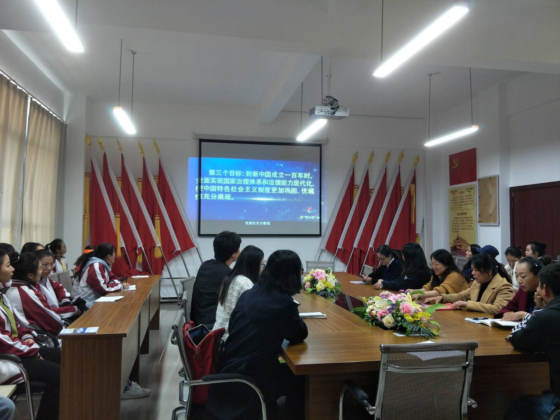 001.jpg 云南经济管理学院教育学院学前教育系第一党支部 2019年11月27日 关于组织全体党员同志收看2019年11月份“云岭先锋”夜校访谈节目专题学习 第 2 张