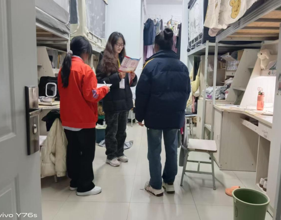 “工匠部落”学生社区:宪法知识宣传进公寓 点亮法律明灯 第 2 张 “工匠部落”学生社区:宪法知识宣传进公寓 点亮法律明灯 第 2 张