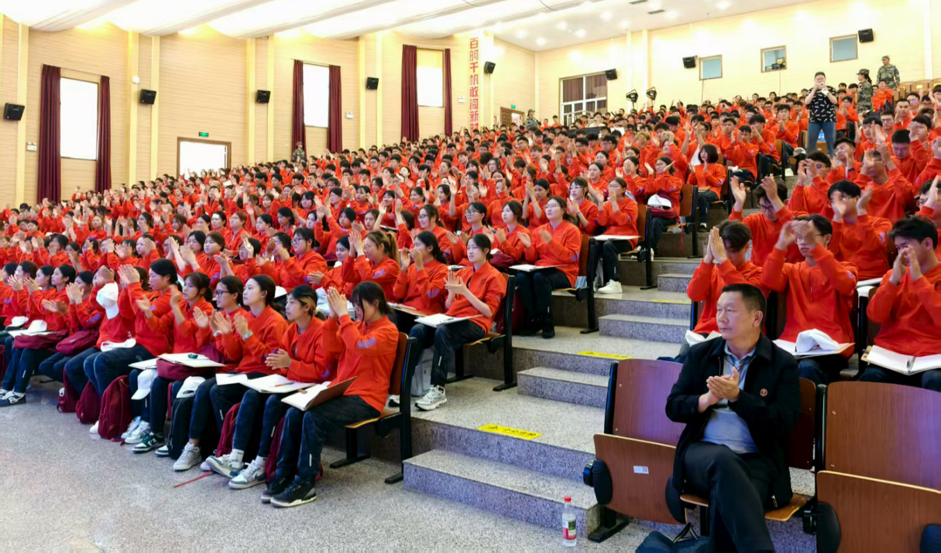 平安护航 | 财经商贸学院开展2025级新生安全法治教育讲座 第 4 张