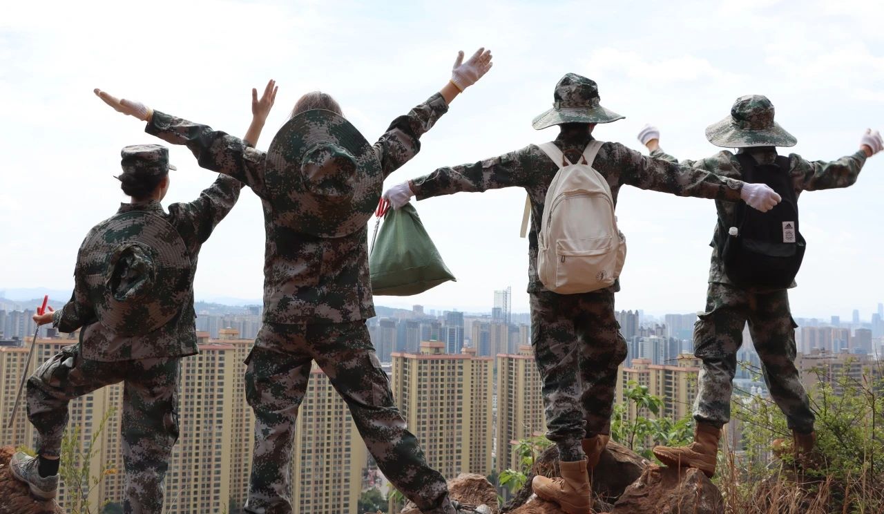 垃圾不落地 山林更美丽——黑林铺街道与云南经济管理学院开展护林环保行动 第 11 张
