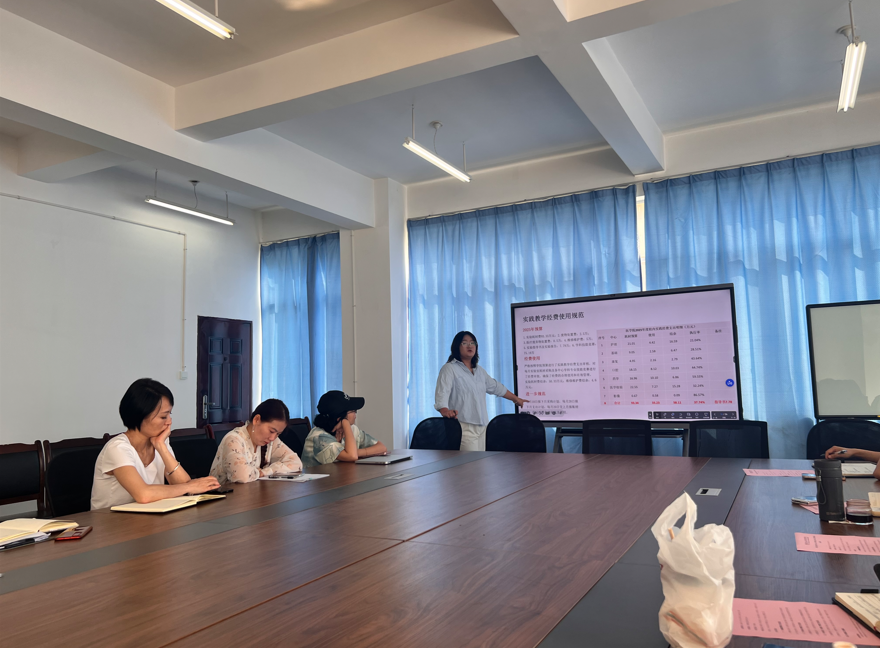 医学院召开2025年实验、实习及毕业论文（综述）总结会 第 2 张