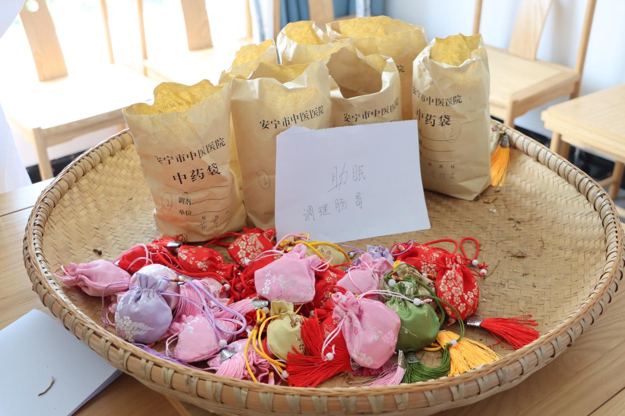 支部行动暖金秋 健康献礼教师节——云南经济管理学院医学院开展教师节党员义诊服务活动 第 3 张