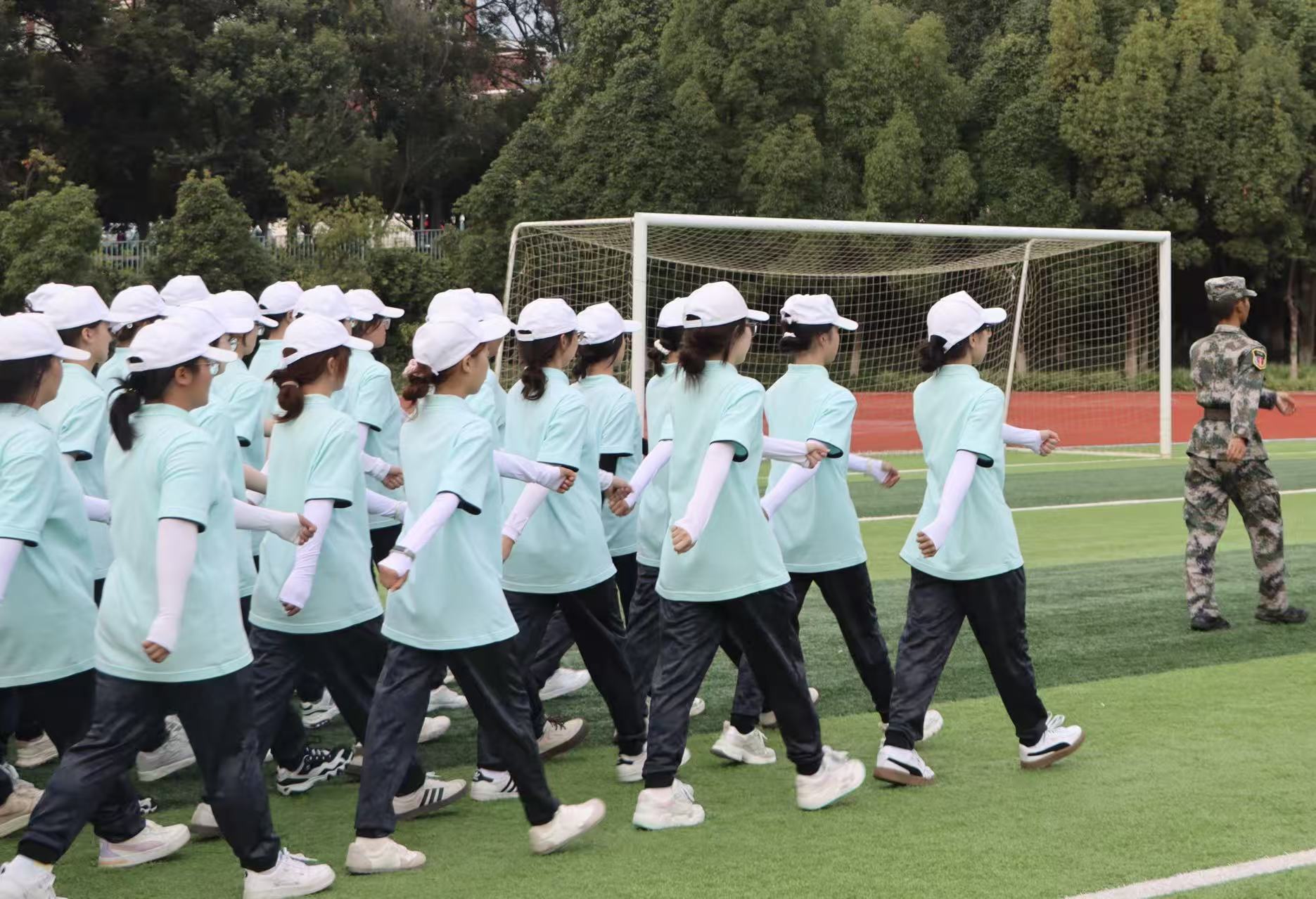 9.jpeg 齐步铿锵砺意志,医学生军训展昂扬风貌 第 9 张