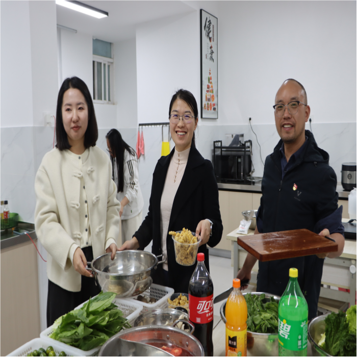 暖冬赠被传温情，火锅共煮聚人心——云南经济管理学院医学院暖冬关爱行动圆满落幕 第 8 张