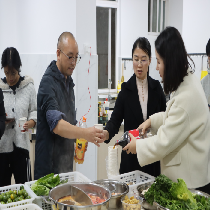 暖冬赠被传温情，火锅共煮聚人心——云南经济管理学院医学院暖冬关爱行动圆满落幕 第 11 张