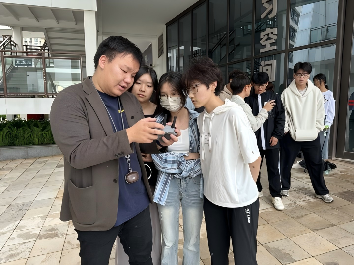 从理论到实操 校企携手为网媒学子插上无人机 “翅膀” 第 4 张 从理论到实操 校企携手为网媒学子插上无人机 “翅膀” 第 4 张