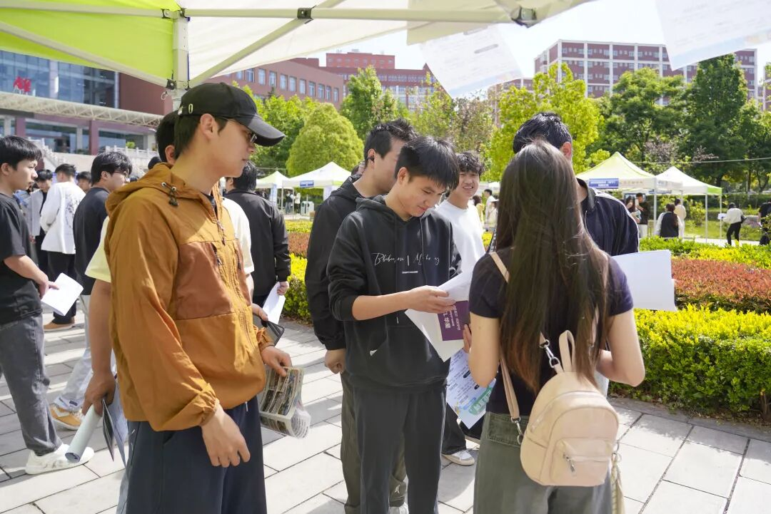 云经管举行“相敬如‘滨’ 海纳英才”2026届毕业生专场招聘会 第 5 张 云经管举行“相敬如‘滨’ 海纳英才”2026届毕业生专场招聘会 第 5 张