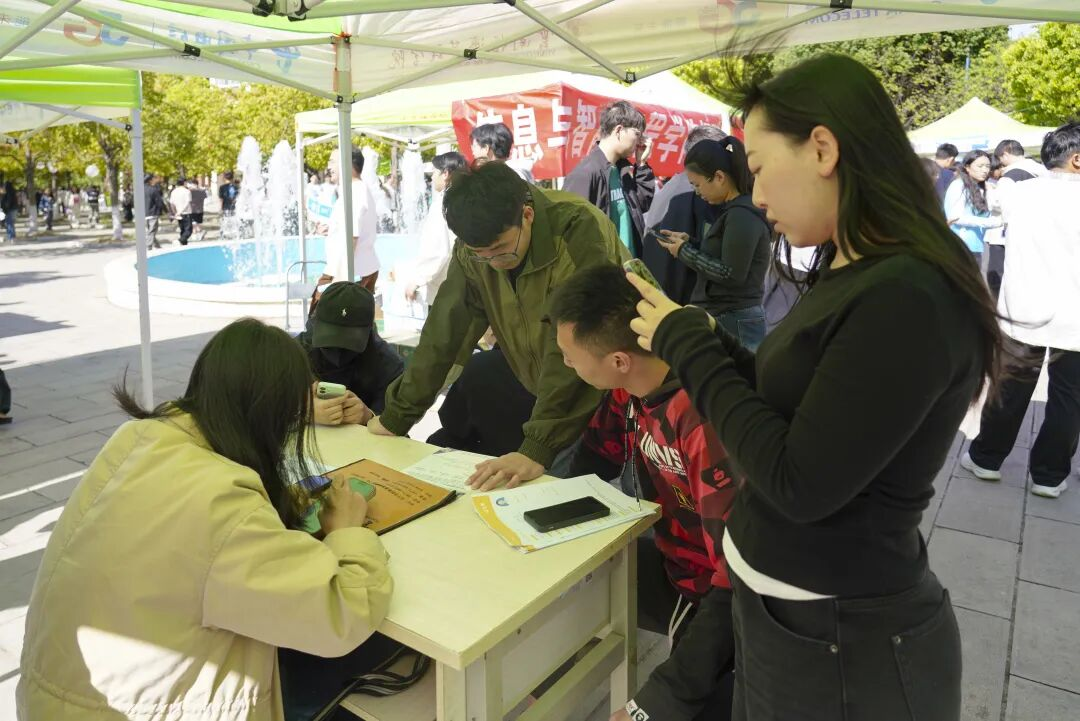 云经管举行“相敬如‘滨’ 海纳英才”2026届毕业生专场招聘会 第 4 张 云经管举行“相敬如‘滨’ 海纳英才”2026届毕业生专场招聘会 第 4 张