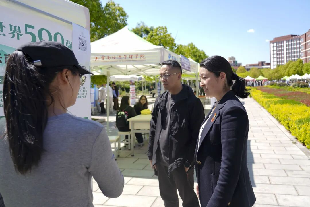 云经管举行“相敬如‘滨’ 海纳英才”2026届毕业生专场招聘会 第 7 张 云经管举行“相敬如‘滨’ 海纳英才”2026届毕业生专场招聘会 第 7 张