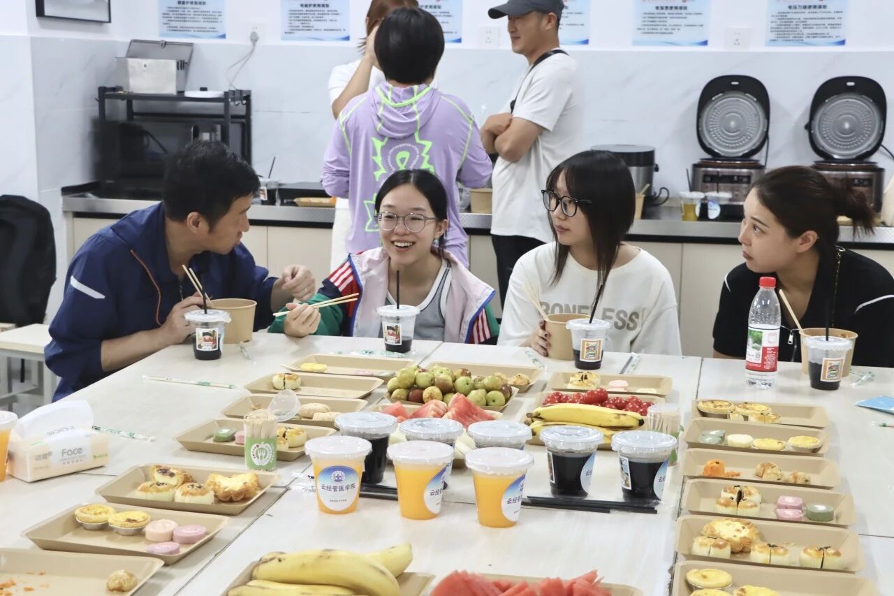 烟火启医路,温情赴新程—云经管医学院将以爱育人融进了迎新的温暖里 第 1 张 烟火启医路,温情赴新程—云经管医学院将以爱育人融进了迎新的温暖里 第 1 张